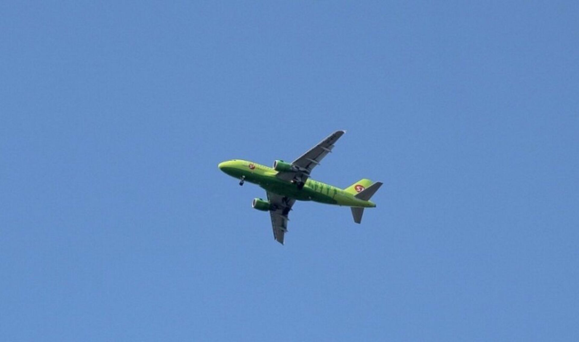Полет на самолете пермь. Зелёный самолёт. Самолёт s7 Airlines. Зелёный самолёт Пермь. Пермь из самолета.