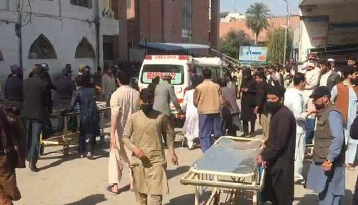 Не менее 30 человек погибли в результате взрыва в мечети Пакистана