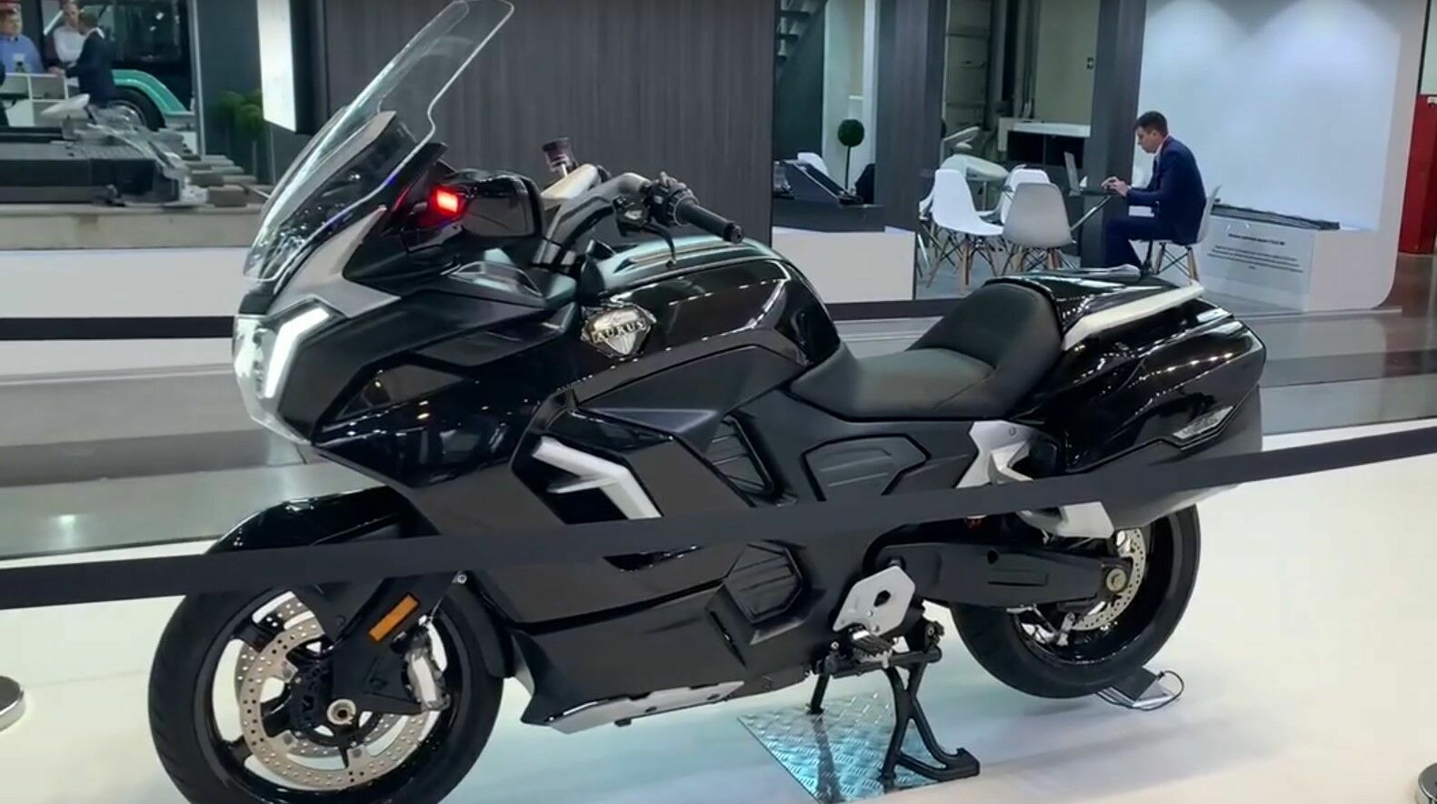 Aurus представил прототип электромотоцикла Merlon с пиковой мощностью 140 кВт (ВИДЕО)