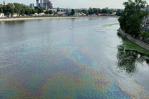 На Москве-реке обнаружили новое нефтяное пятно