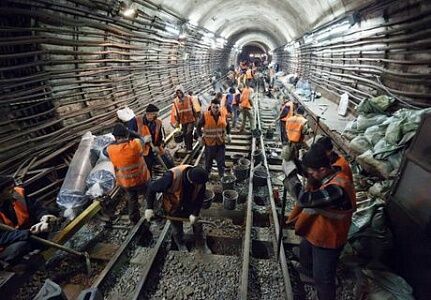 Строители «желтой» ветки метро бастуют из-за задержек по зарплатам