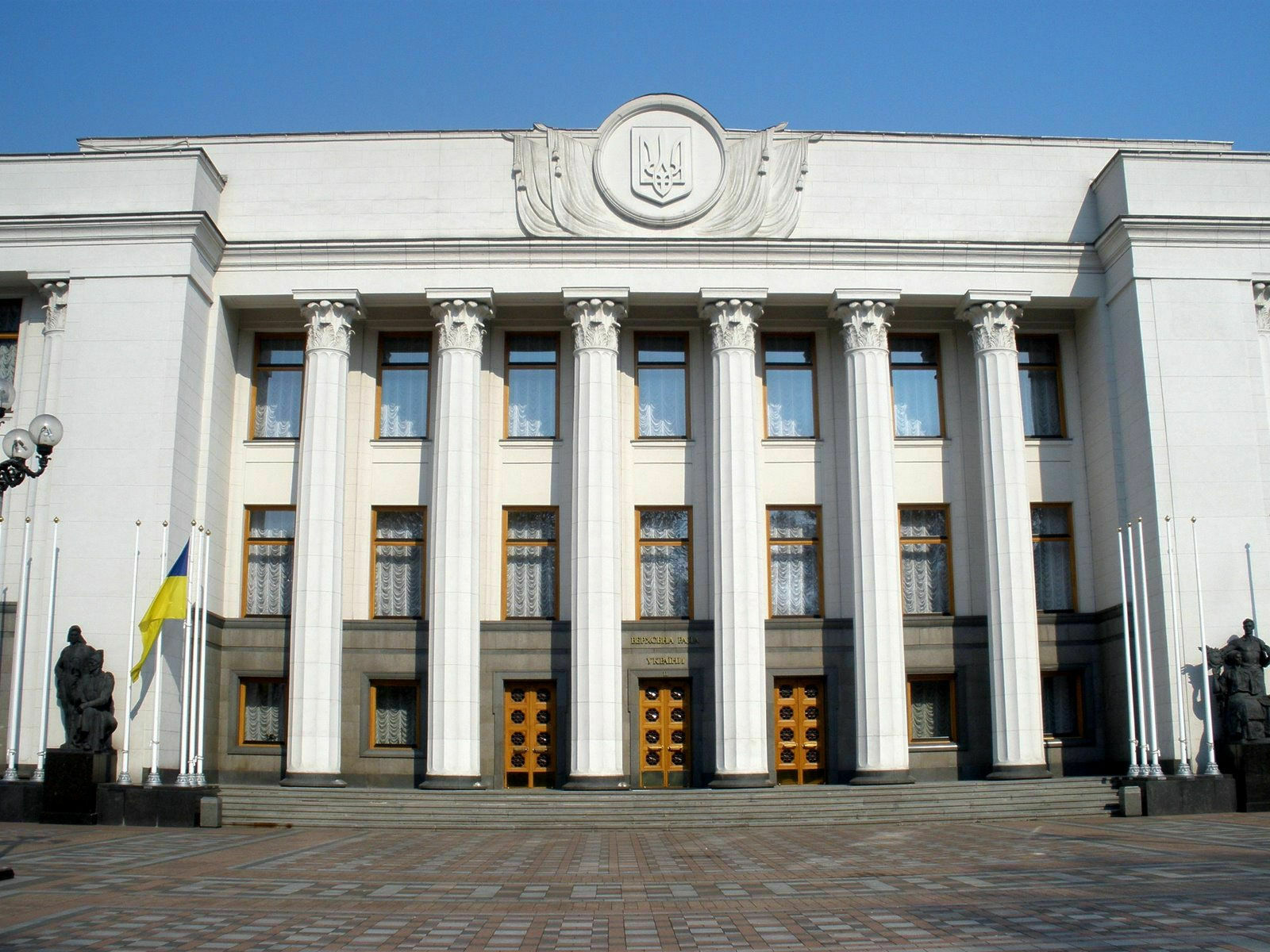 Верховная рада Украины поддержала введение военного положения