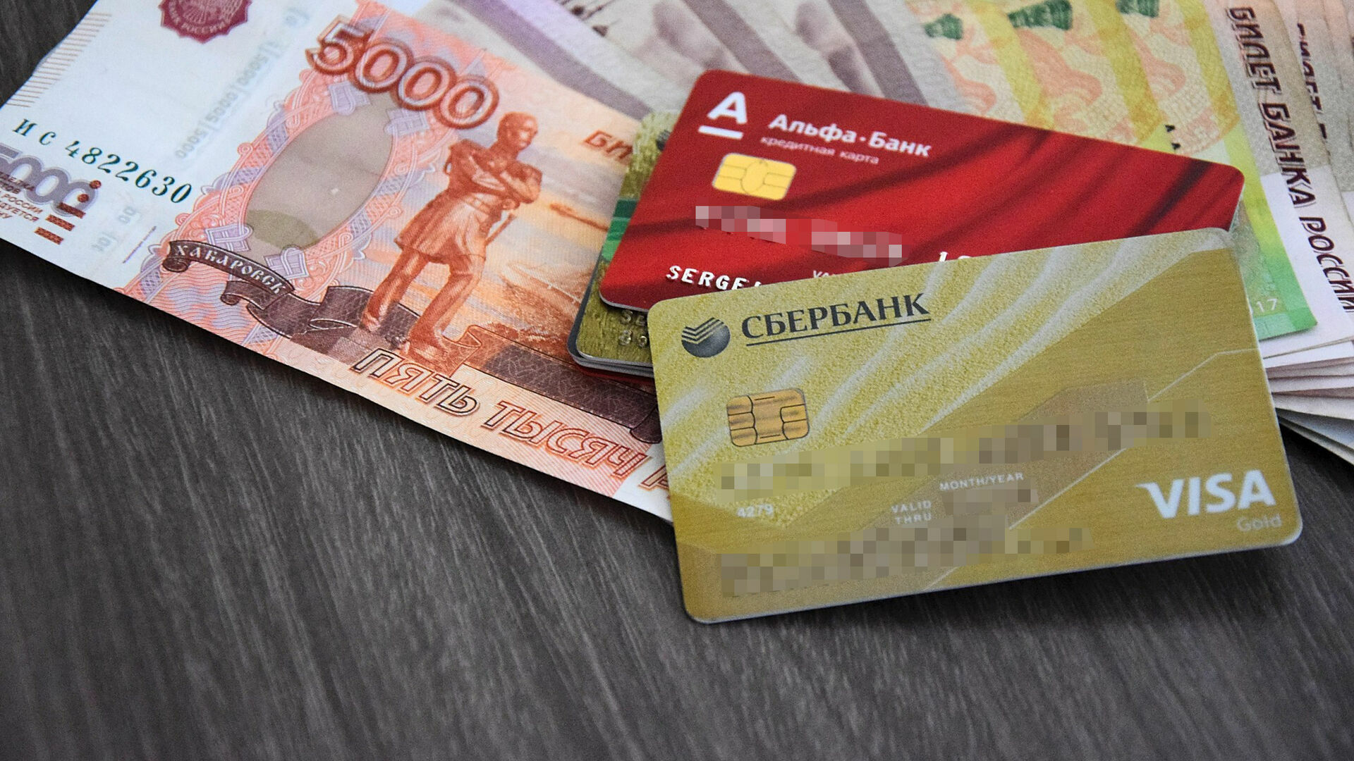 Альфа-банк продлит срок действия карт Visa и Mastercard до 2028 года