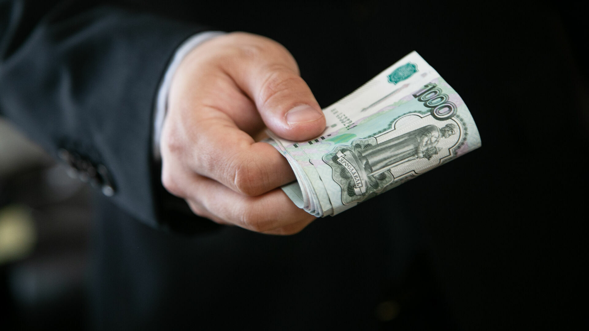 Россияне считают деньги самым лучшим подарком на любой праздник