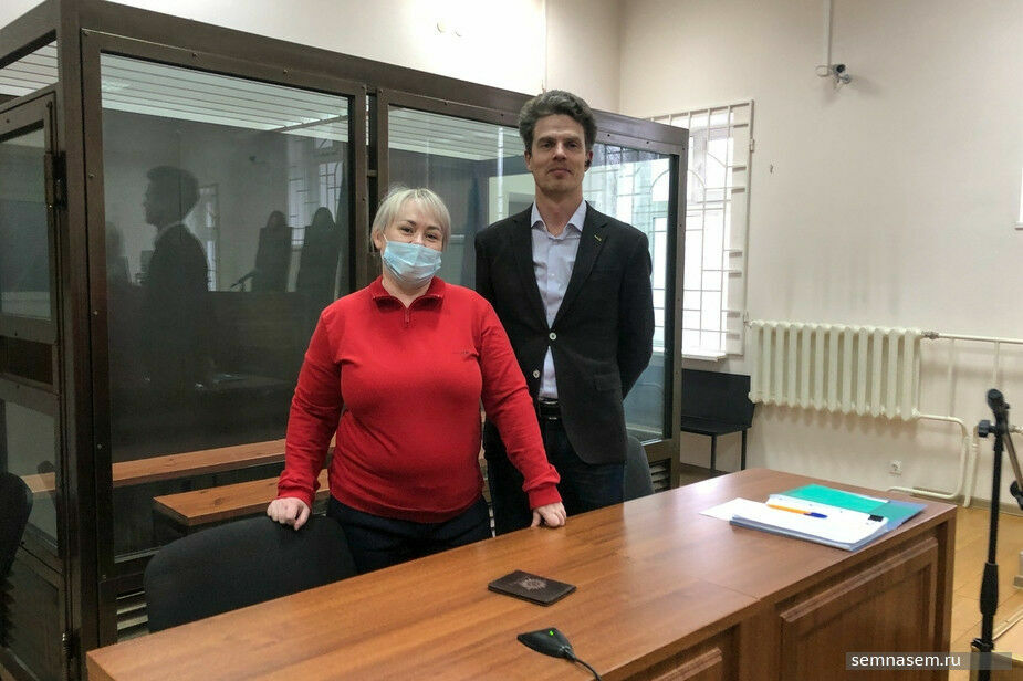 Елена Родвикова с адвокатом в суде