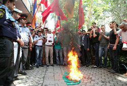 Армения сказала Венгрии: «Давай, до свидания» и сожгла ее флаг