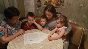 Луиза Мартьянова с мамой и  детьми читает "ответ Собянина"
