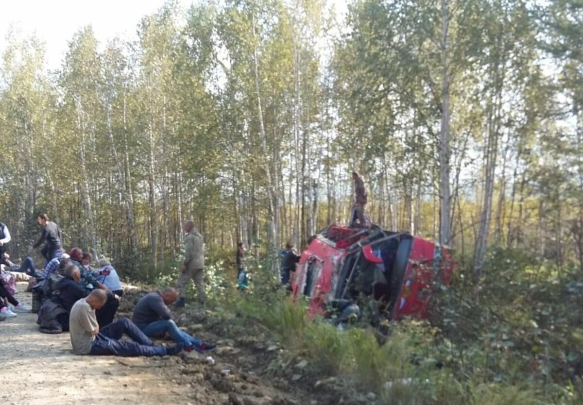 Автобус с 45 пассажирами перевернулся в Хабаровском крае