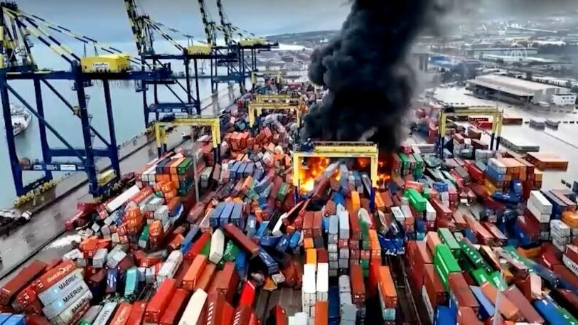 На юго-востоке Турции в порту Искендеруна начался пожар