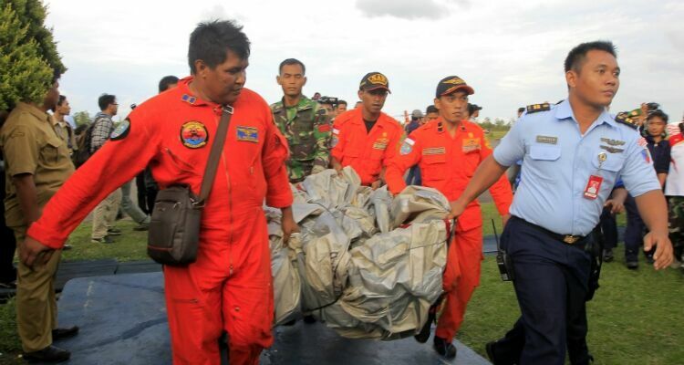 Спасателям удалось извлечь еще три тела в районе крушения самолета AirAsia