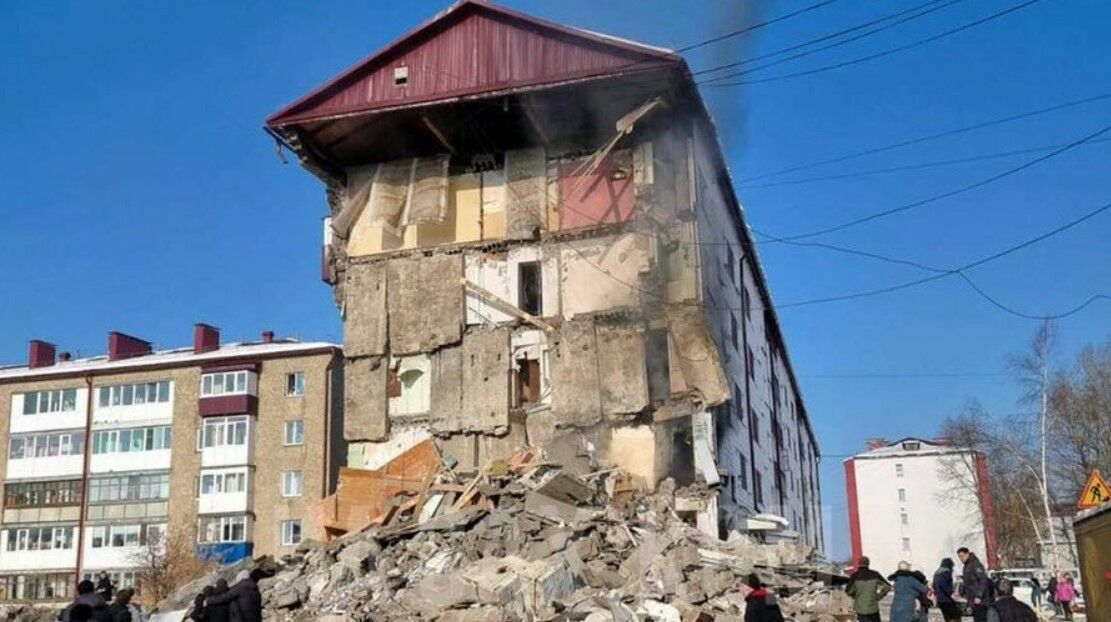 В Сети появилось видео обрушения дома на Сахалине при взрыве газа