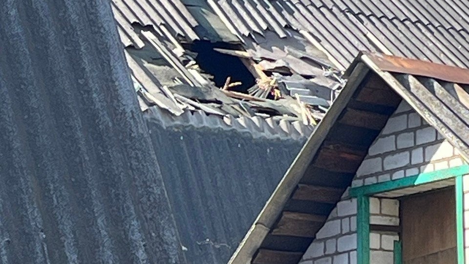 Подъезд многоэтажки и несколько домов повреждены в результате атаки дронов на Курск