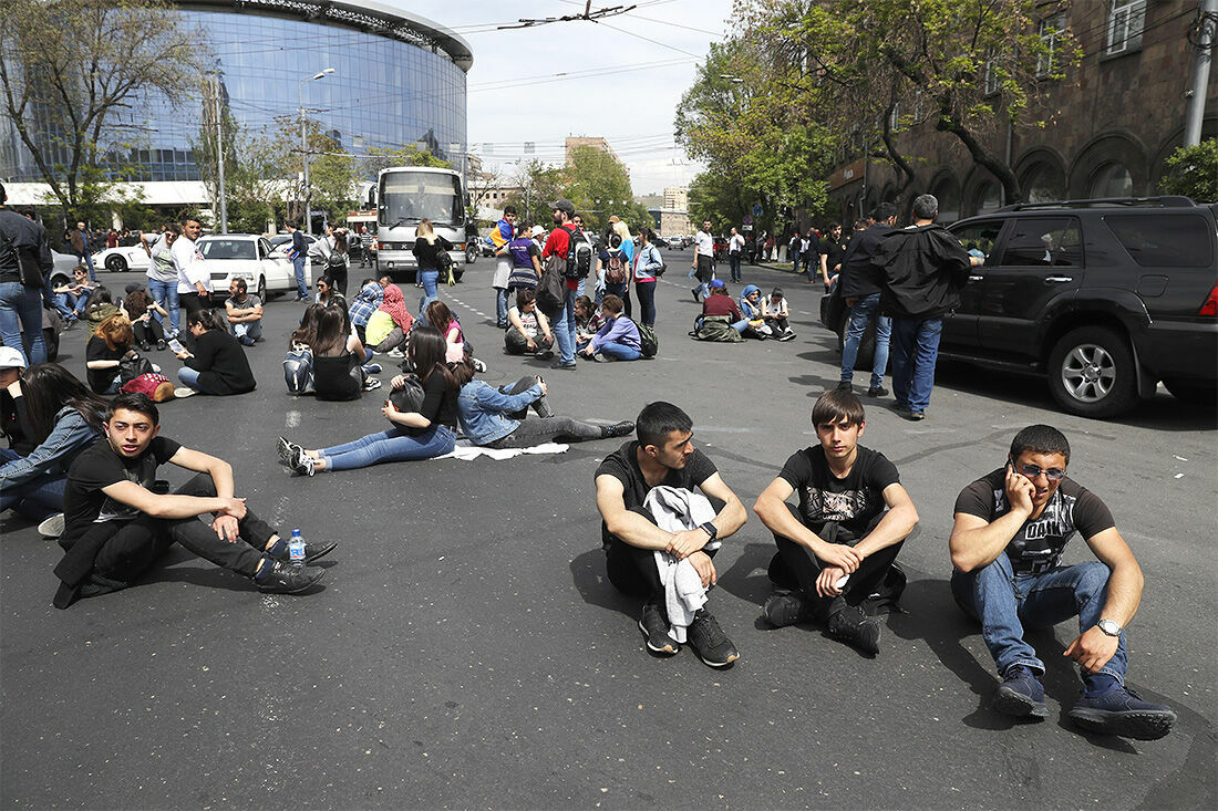 Железнодорожные перевозки в Армении прекращены из-за протестов