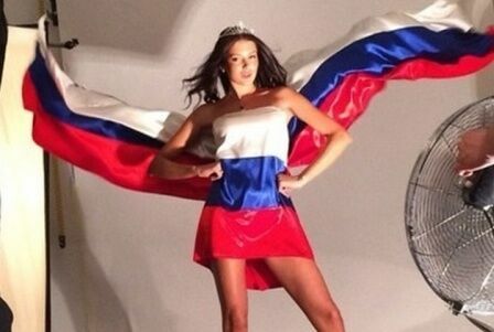 Почти половина россиян готовы носить одежду с флагом РФ – ВЦИОМ