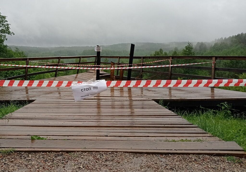 Смотровая площадка с туристами рухнула в Калининградской области
