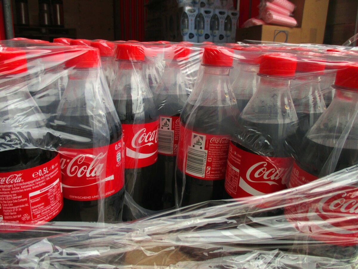Coca-Cola не намерена отказываться от бутылок из пластика