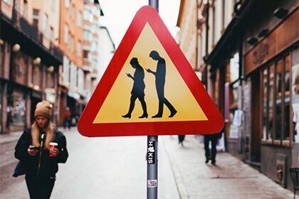 В Финляндии сделали дорожный знак «Люди со смартфонами»