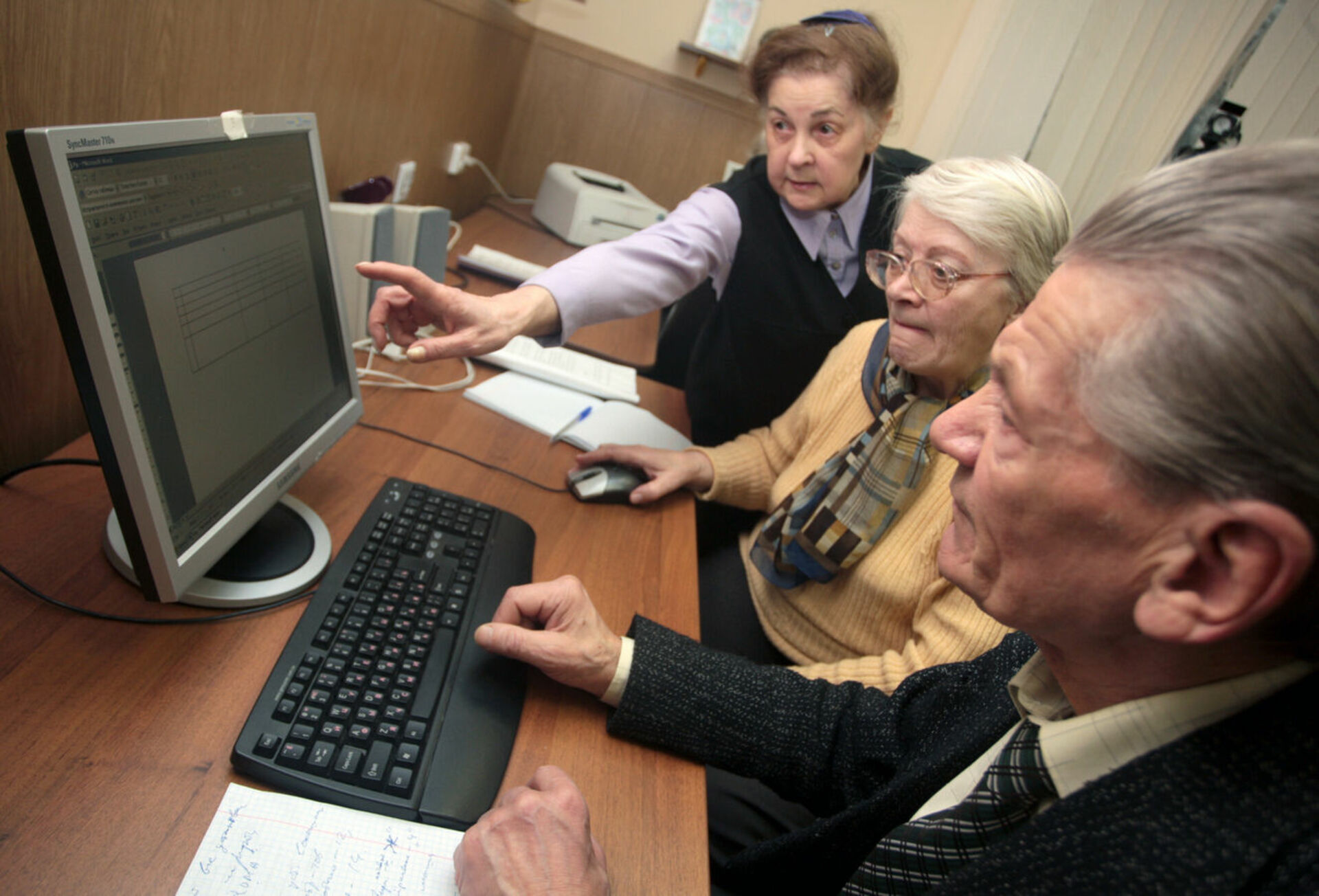 Свежие новости работающим пенсионерам. Работающие пенсионеры. Пожилой работник. Старый работник. Пожилой человек за компьютером.