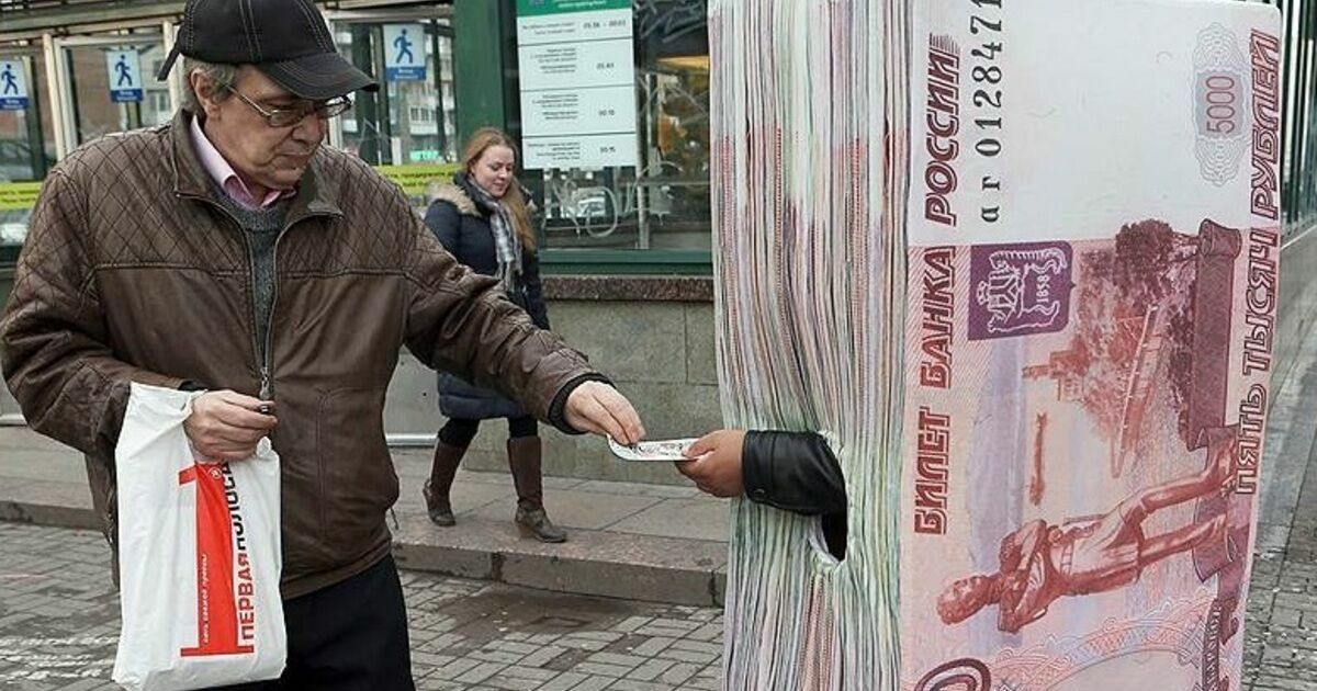 Нищета заставляет россиян с кредитами брать займы в МФО под 350%