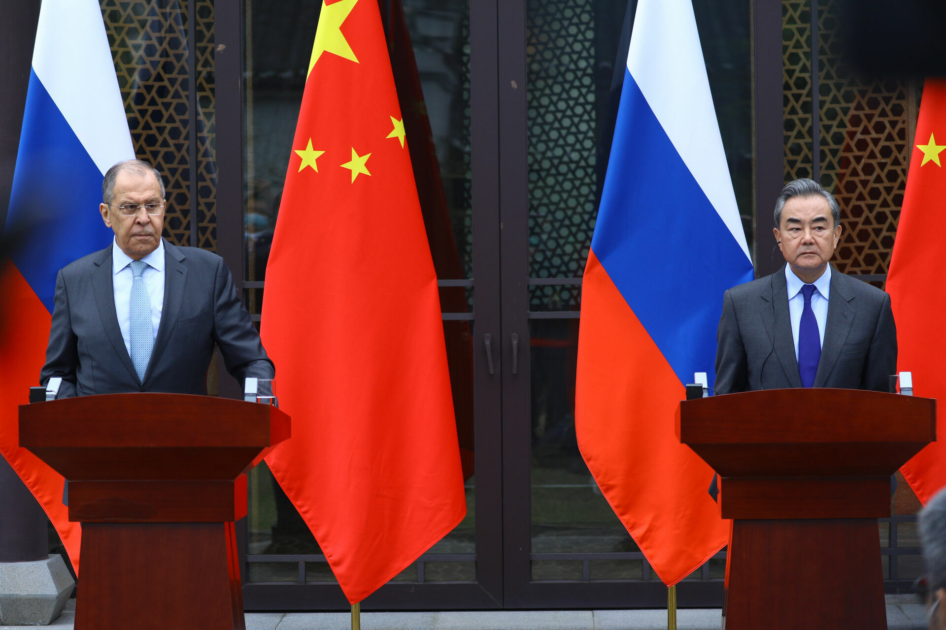 Лавров назвал сотрудничество с КНР шагом к торжеству международного права