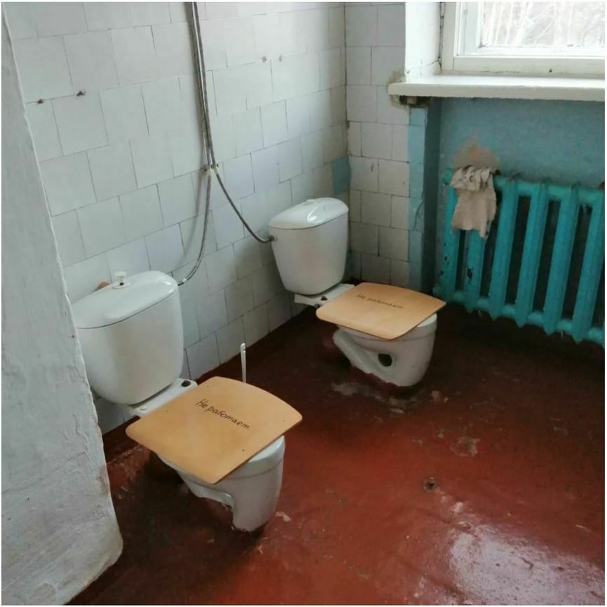 Разруха и в головах, и в клозетах! Как выглядят школьные туалеты (ФОТО)