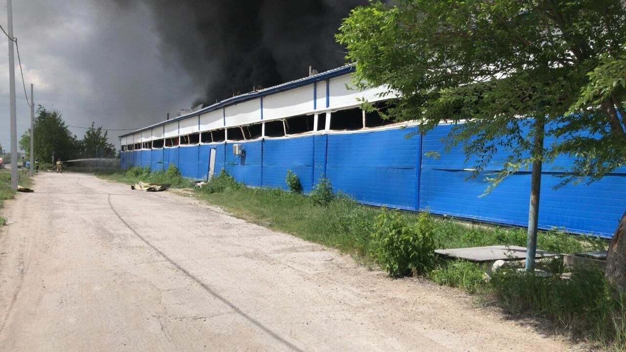 В Подмосковье ликвидировали пожар на складах с резиновыми тапками