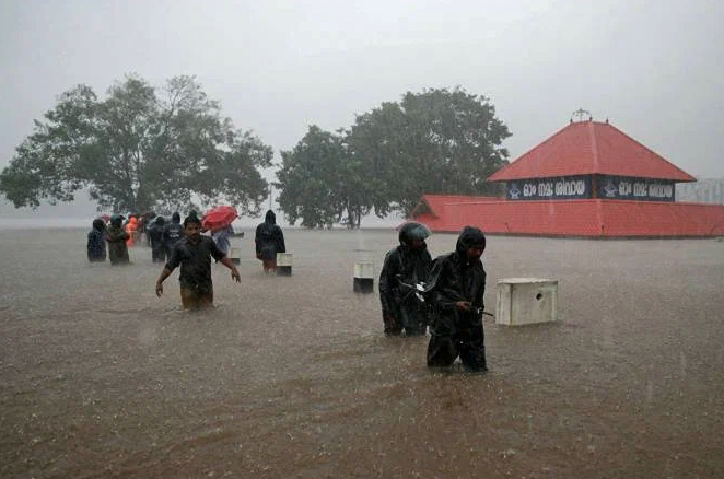 Число жертв наводнений в Индии выросло до 221 человека