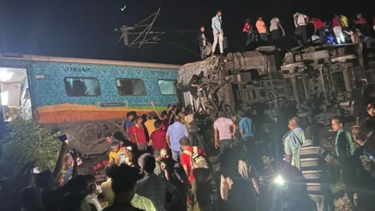 В Индии 70 человек погибли при столкновении поездов (ВИДЕО)