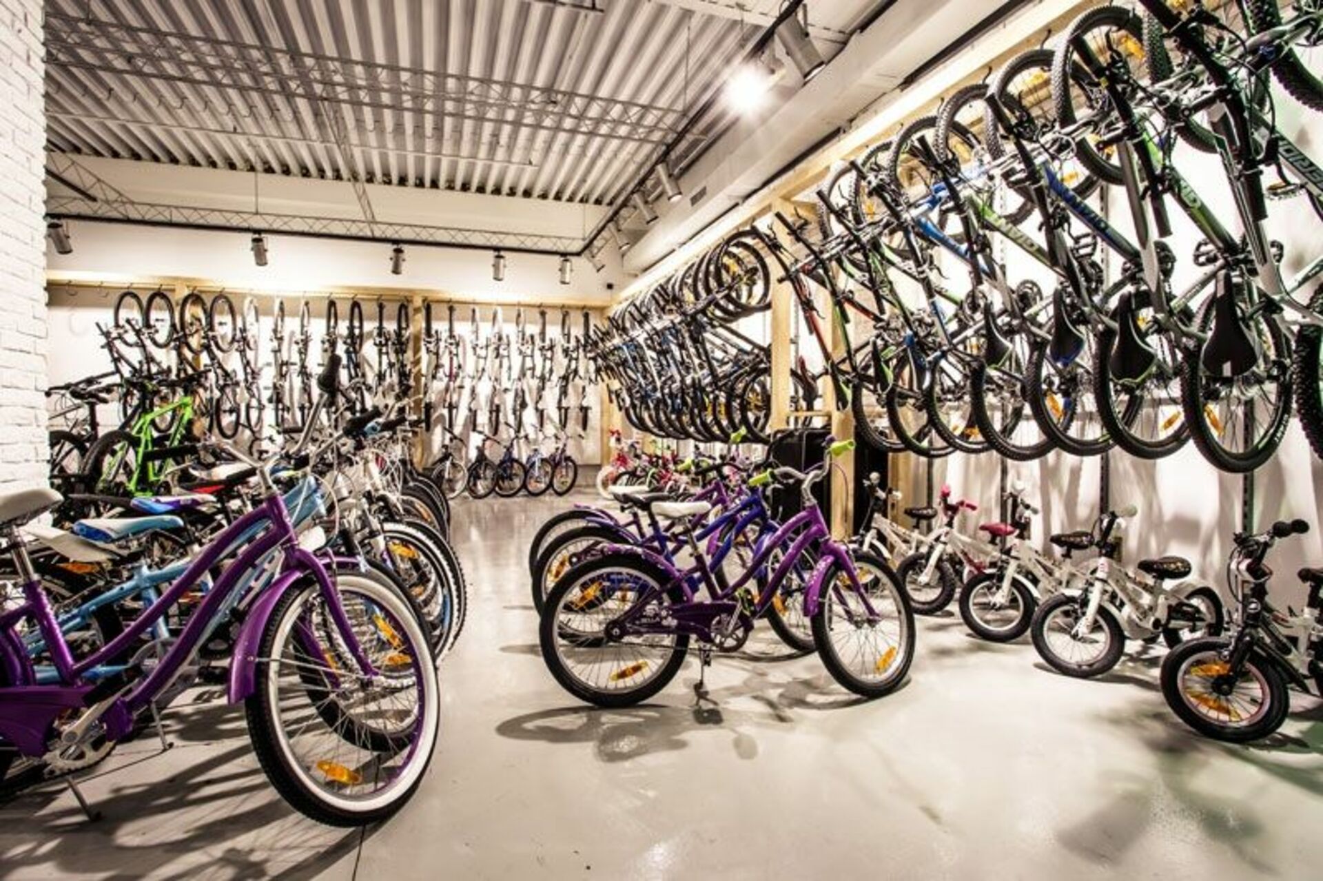 Озон интернет магазин велосипеды. Велосипед. Много велосипедов. Велосипеды в ассортименте. Магазин велосипедов.