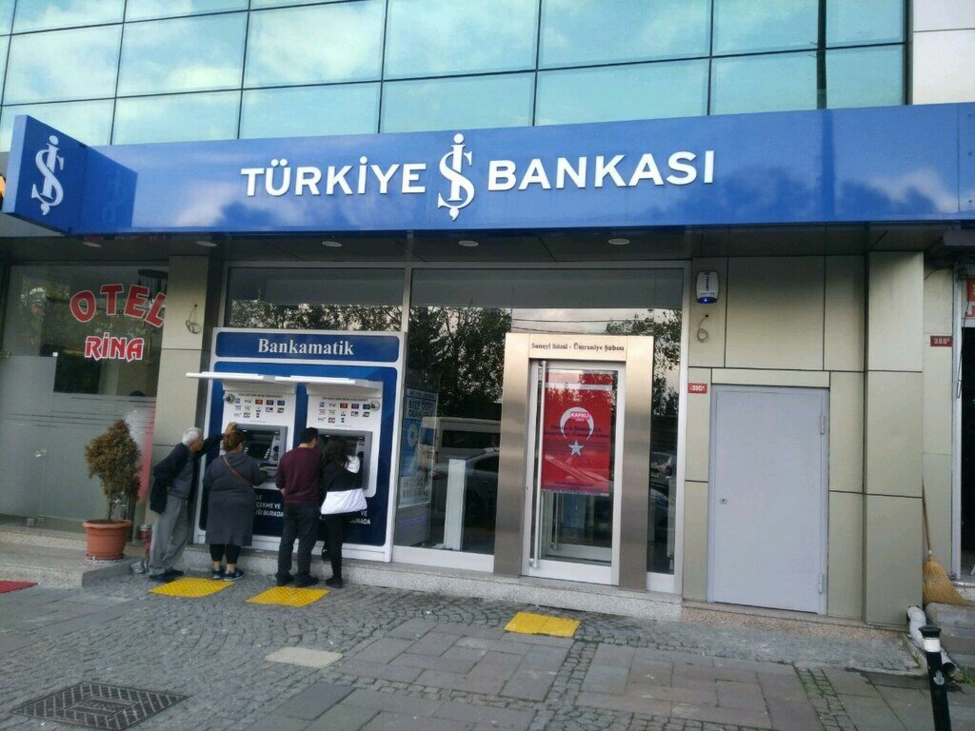 Ис банк сайт. Türkiye iş Bankasi банк в Турции. Банки Турции ИШБАНК. Турецкий банк в Стамбуле. Банкоматы в Турции.