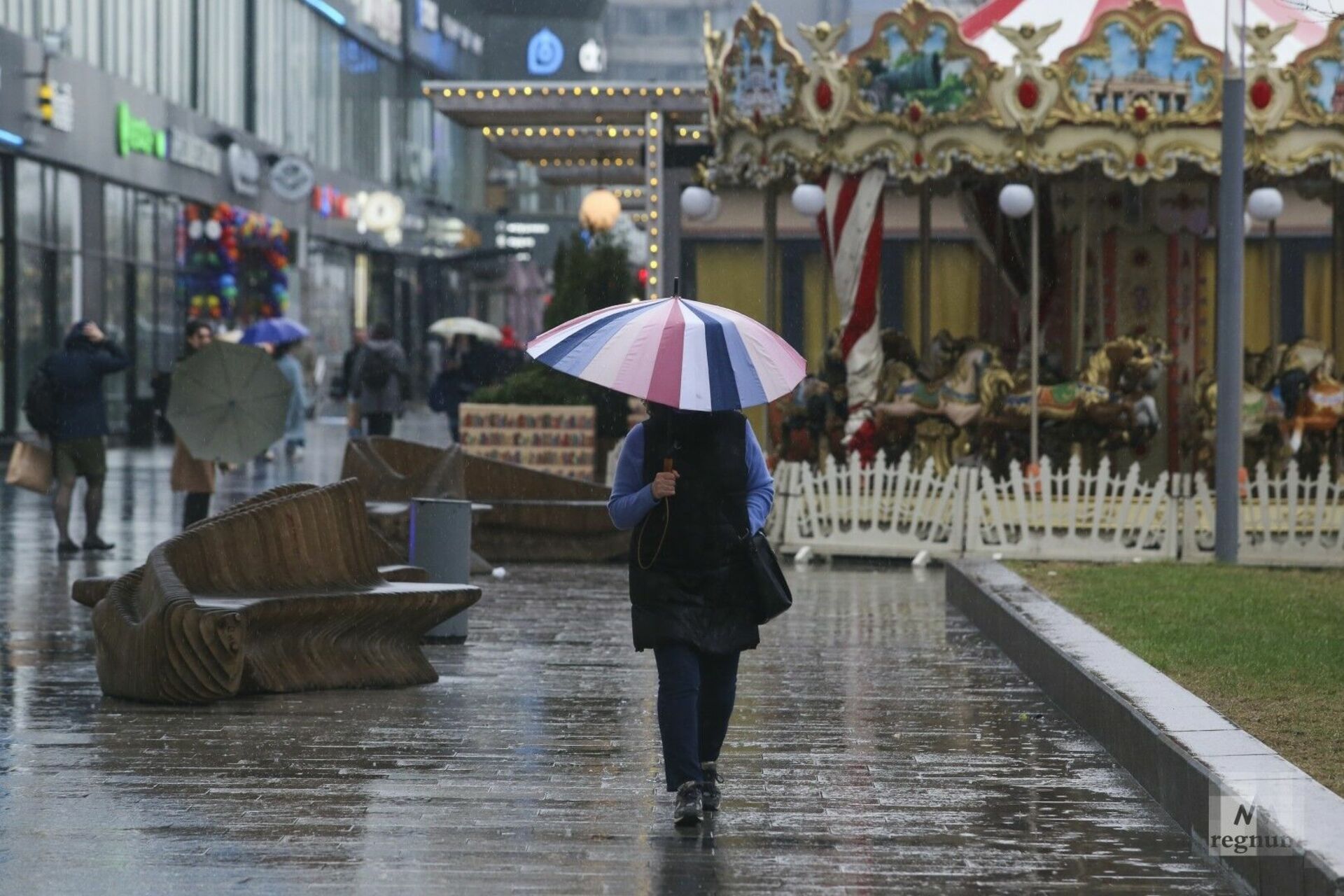 Будет ли сегодня дождь в москве. Дождь в Москве. Дождливый день в Москве. Дождик в Москве. Дождь со снегом в Москве.