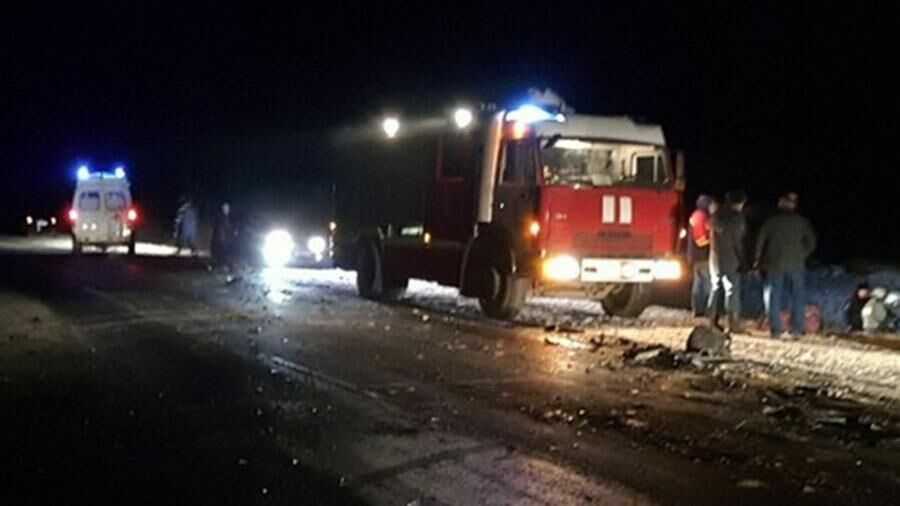Шесть человек погибли при столкновении фуры с микроавтобусом под Оренбургом