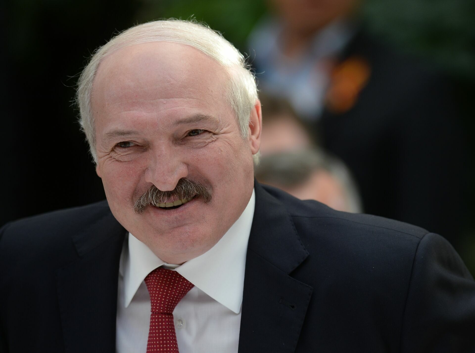 Лукашенко заявил о необходимости победить в Белоруссии сразу "четыре-пять пандемий"