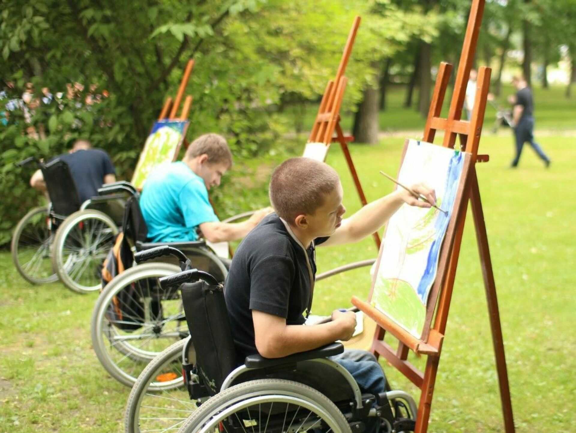 Получат ли инвалиды детства. Дети инвалиды. Люди с ограниченными возможностями. Дети с ограниченными возможностями. Рисование с детьми инвалидами.