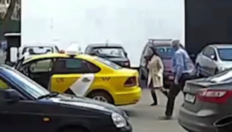В Москве таксист не смог считать QR-код пропуска и избил пассажирку (ВИДЕО)