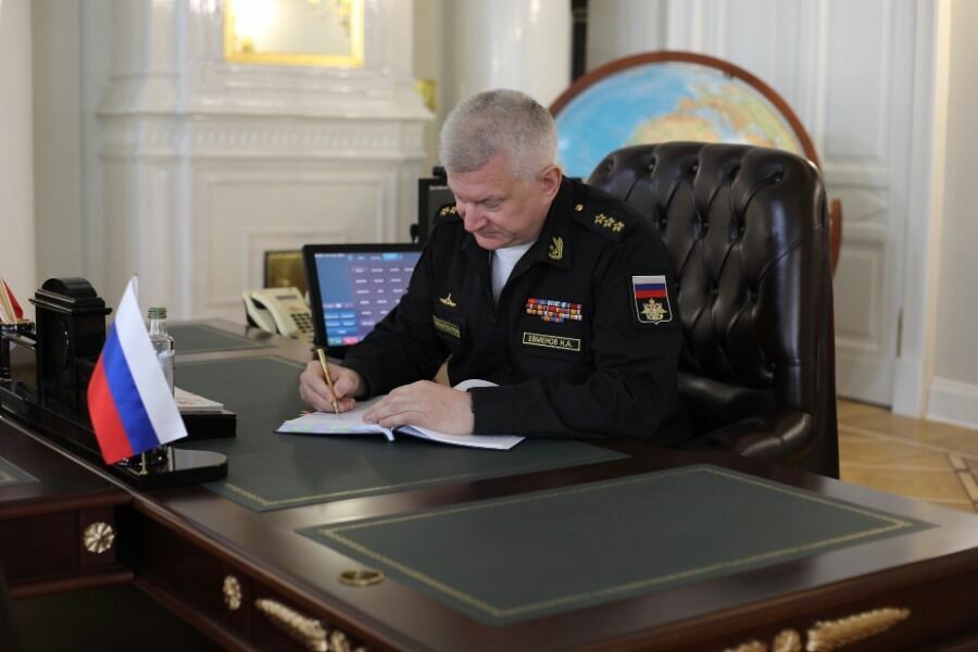 Николай Евменов, адмирал, Главком ВМФ России подписывает акт приемки
