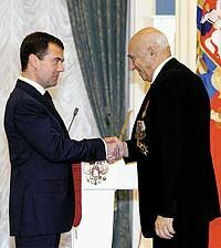 Дмитрий Медведев вручил звездам ордена