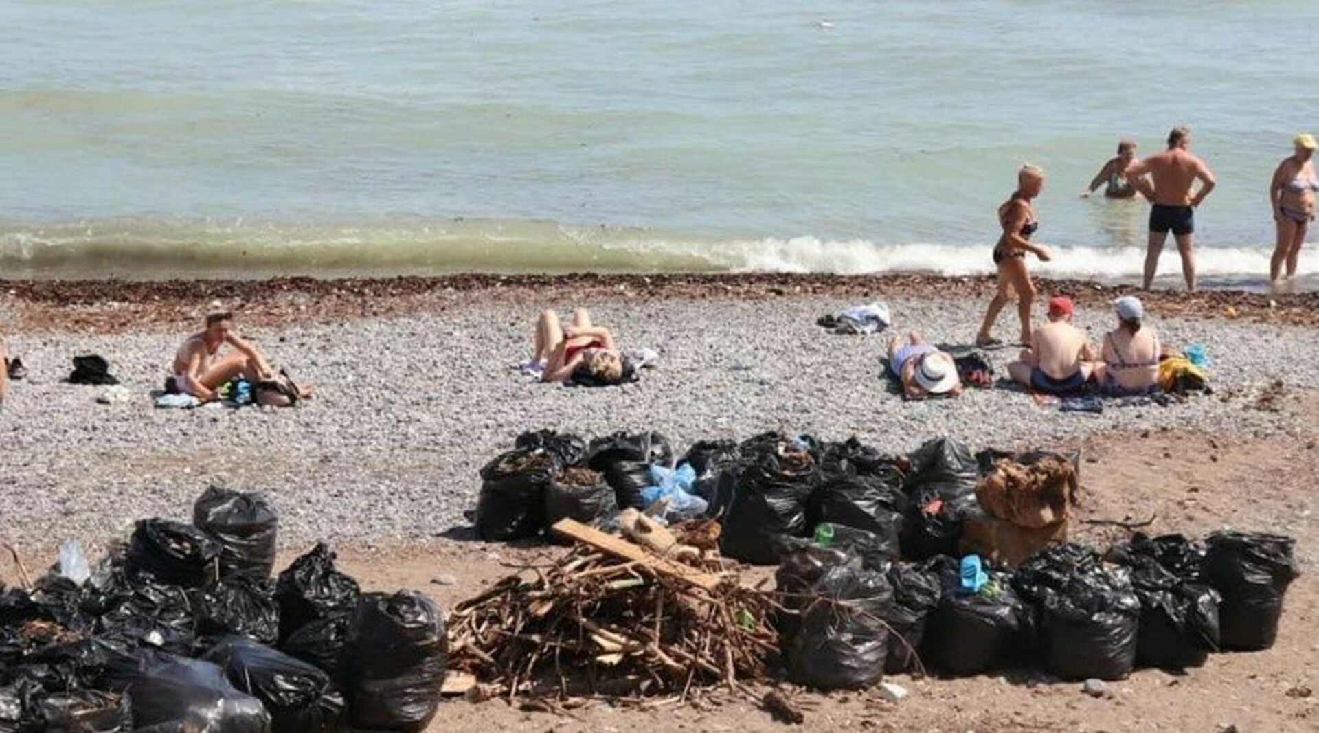Почему закрыты пляжи. Закрытые пляжи в Крыму. Крымские пляжи и туристы. Ялта пляж сейчас. Туристы на пляже в Крыму.