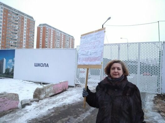 Ольга Костюкова, преподаватель географии в школе № 1788 стоит в одиночном пикете против строительства высотки у поликлиники, - она выступает за строительство школы