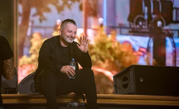 Вадим Самойлов обматерил на концерте в «Ельцин-центре» либералов и ЛГБТ