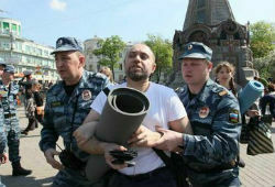 Оппозиционеров задерживают в Москве, хотя полиция обещала никого не трогать