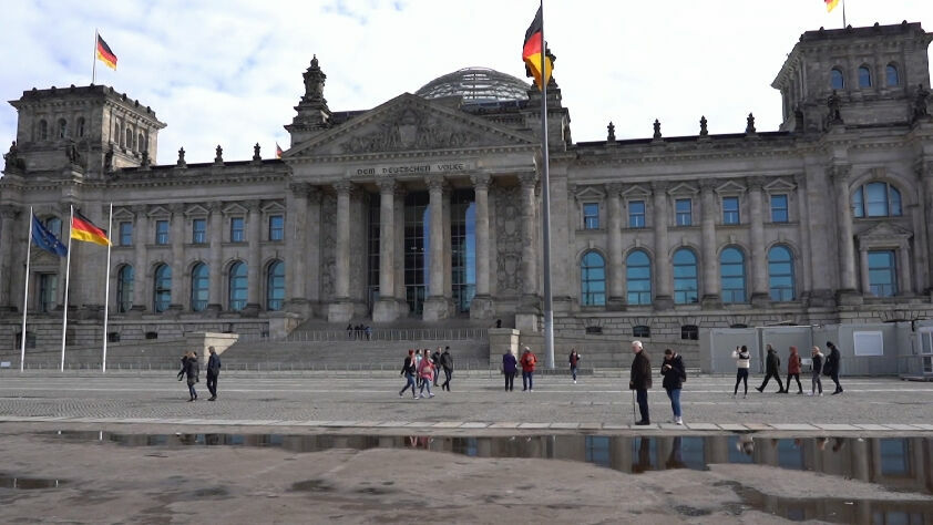 По три зарплаты каждому независимо от гражданства: как Германия борется с кризисом