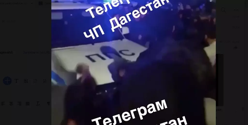 Протестующие нападают на машину ППС