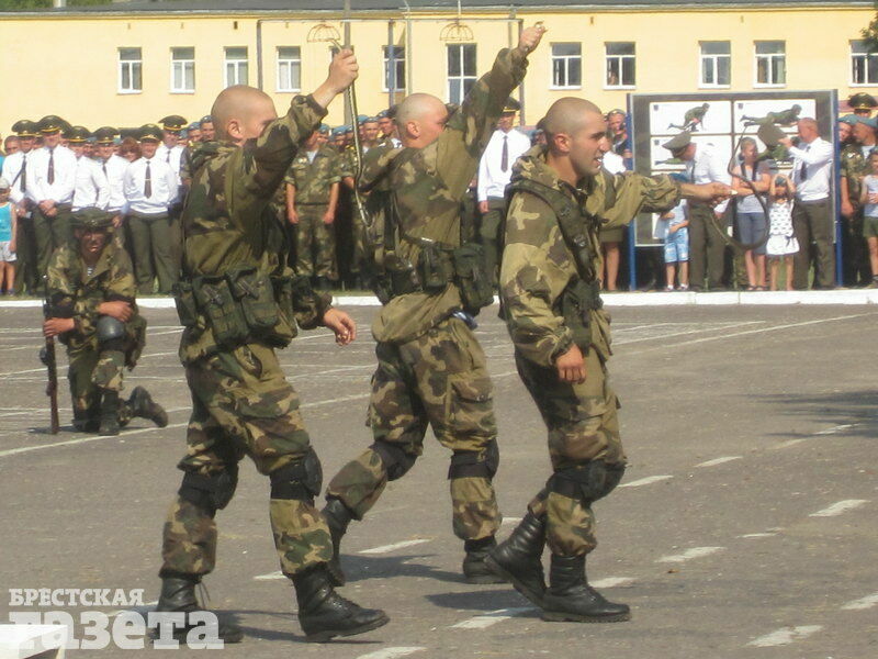 На празднике ВДВ белорусские десантники показательно убивали животных