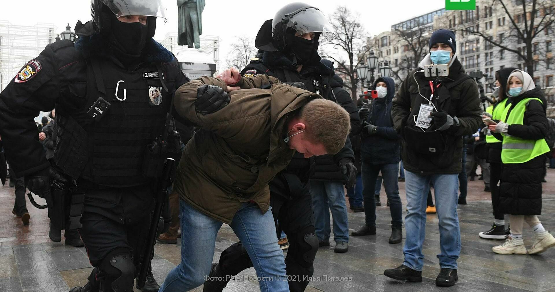 Данные полицейских, задержавших россиян на субботнем митинге, собрали в Telegram