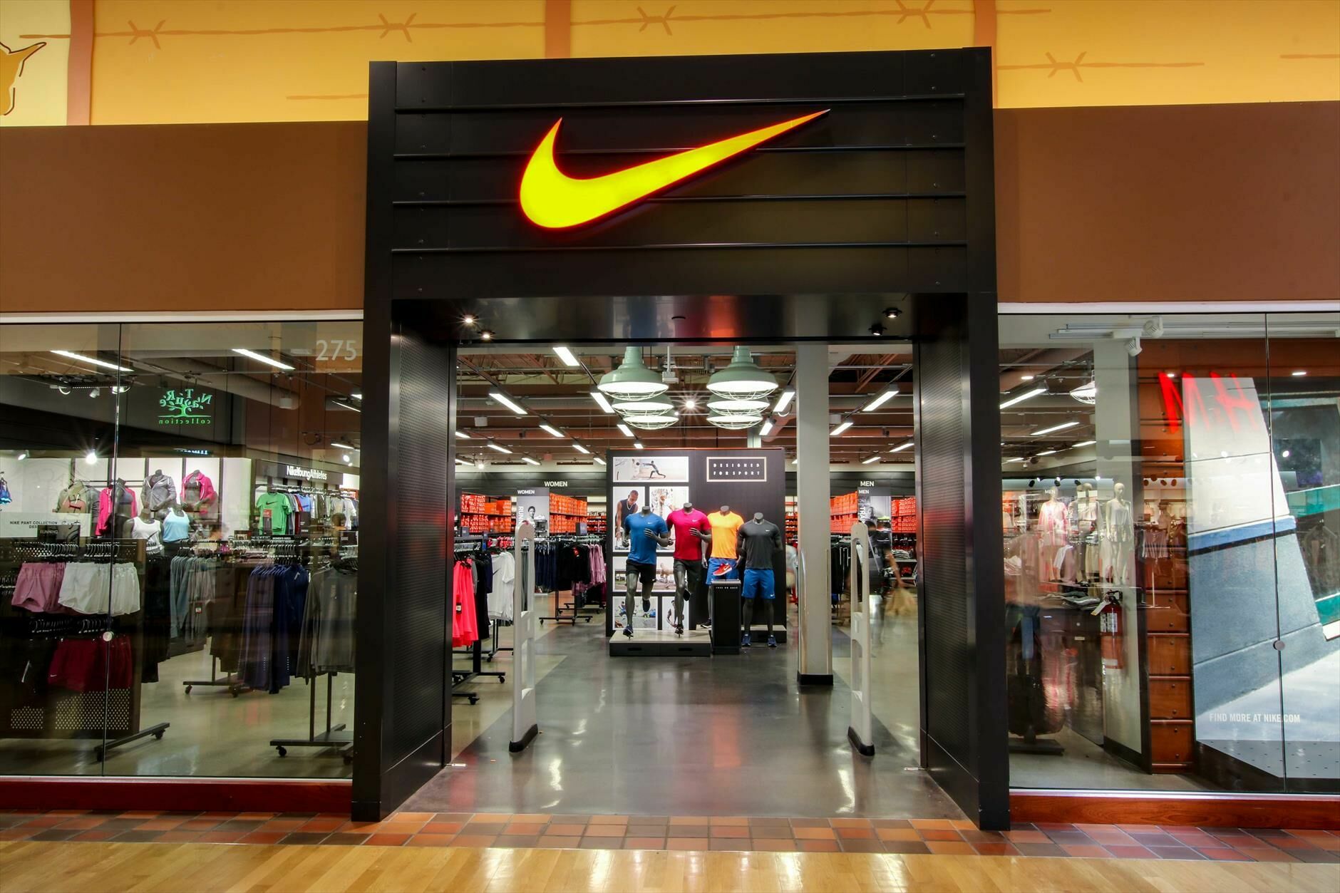 В Москве магазин Nike открылся под новым названием
