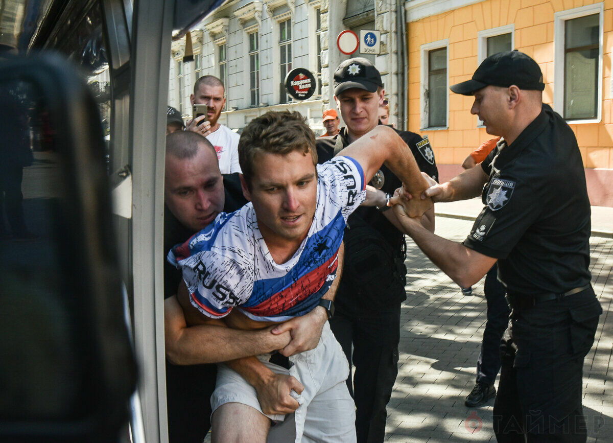 В Одессе задержали гражданина США в майке с надписью «Россия»
