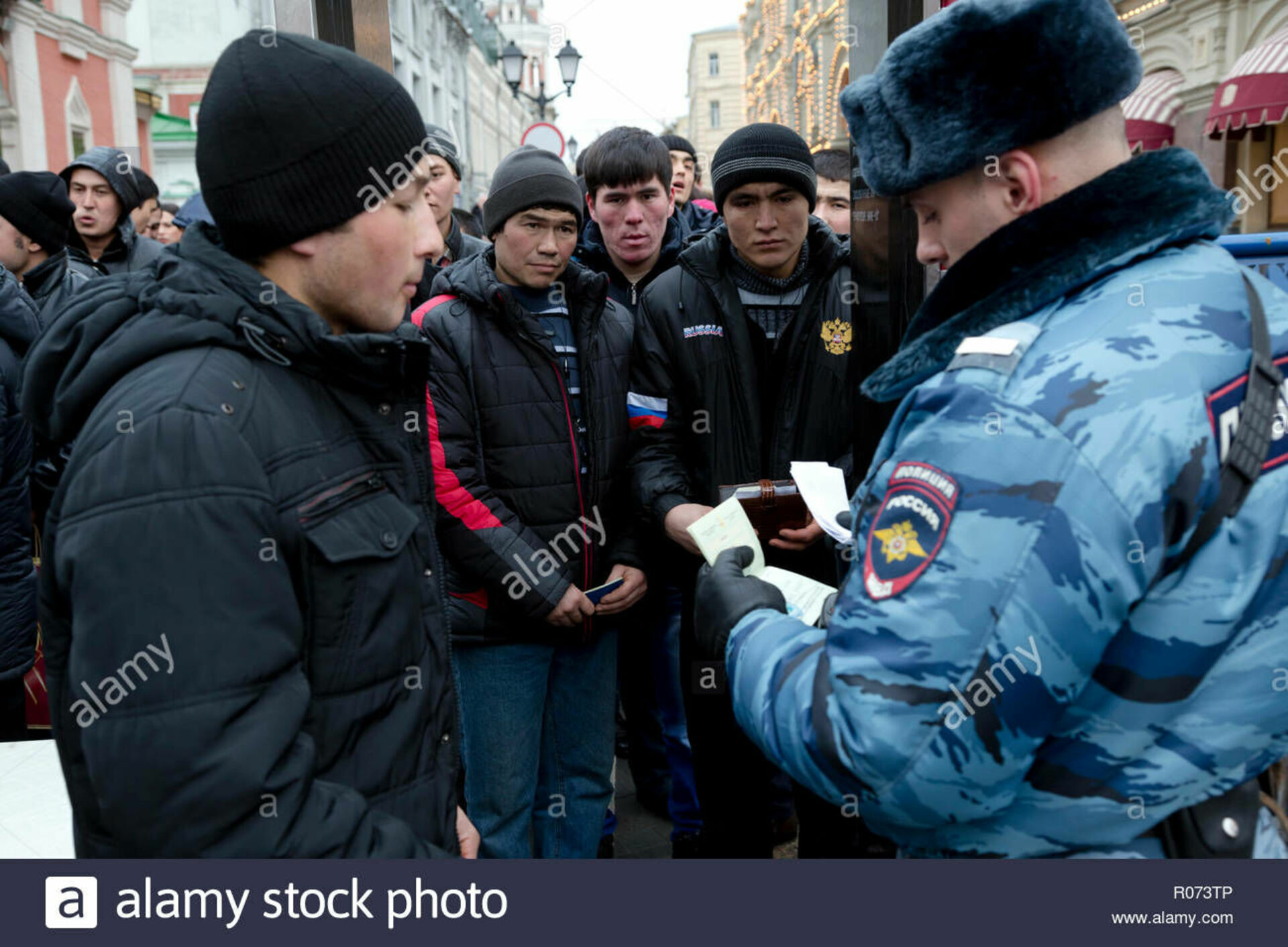 Приезжий остановился. Полиция и иностранные граждане. Полиция проверяет мигрантов. Мигранты в Москве полиция. Мигранты в Москве.