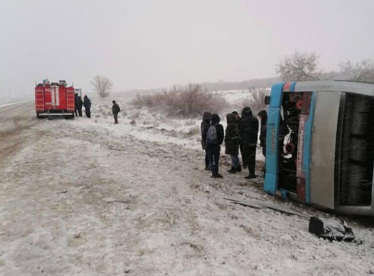 Под Астраханью опрокинулся автобус с 30 пассажирами
