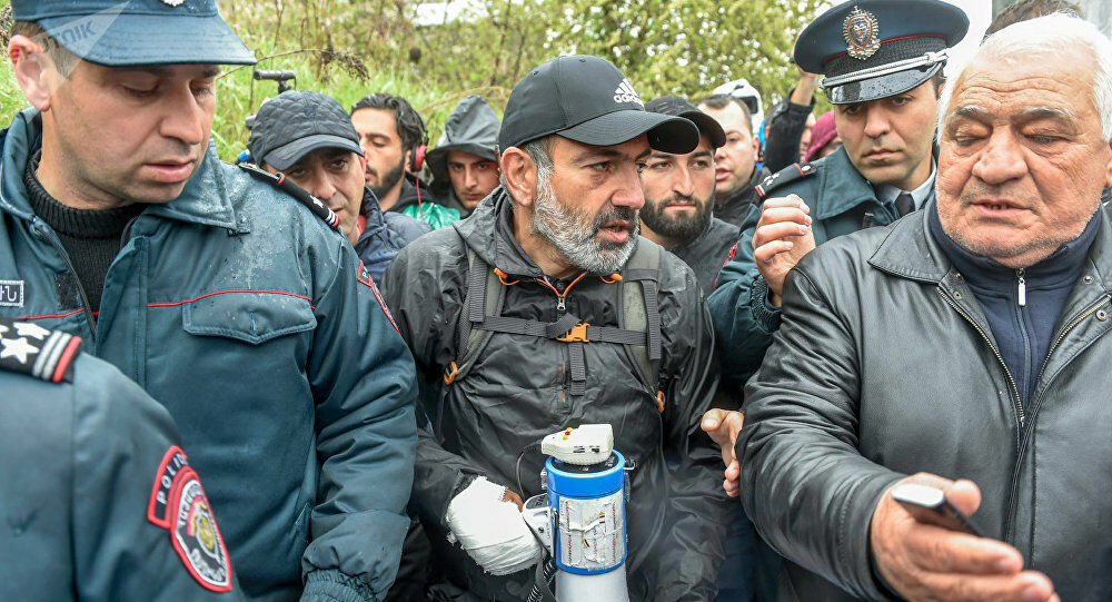 В Армении силы полиции разогнали протестующих. Задержано три депутата